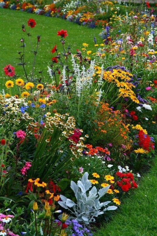 32 décorations de jardin avec des fleurs pour s'inspirer 24