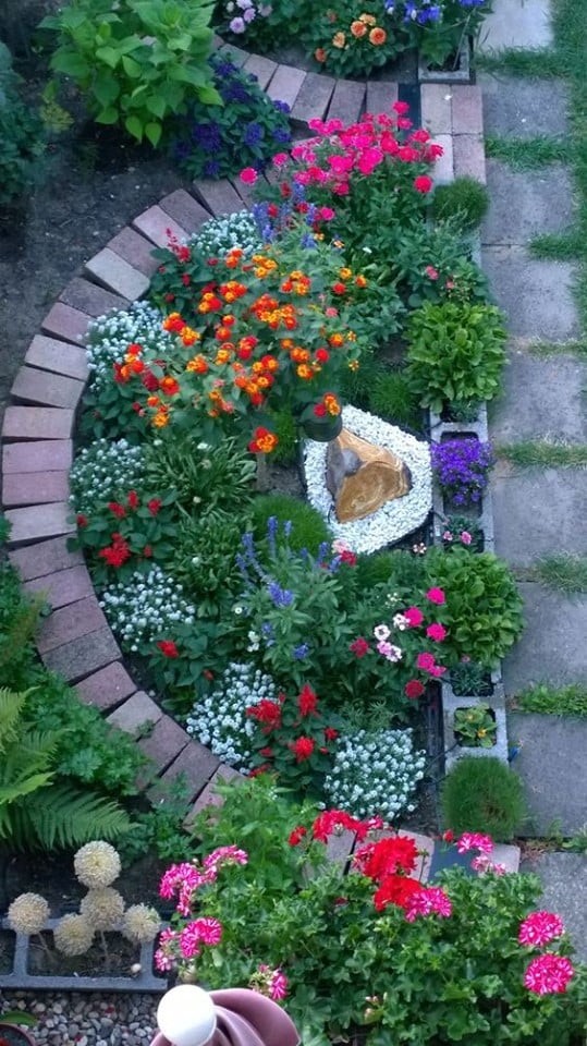32 décorations de jardin avec des fleurs pour s'inspirer 31