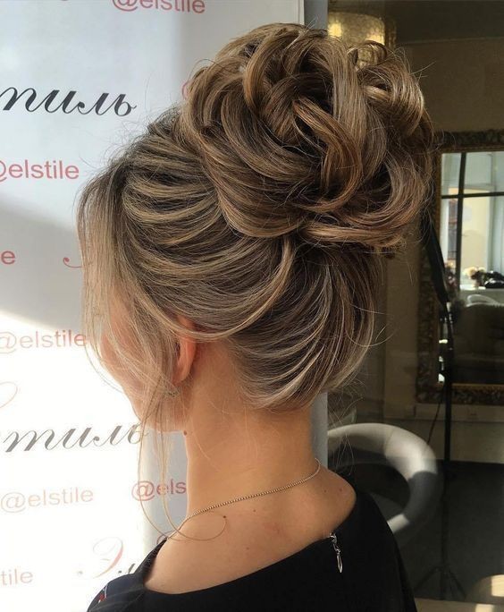 53 Chignons hauts de mariage pour s'inspirer 14