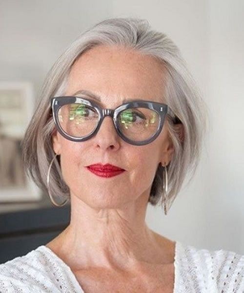 50 Coupes courtes pour femme de 50 ans avec lunettes 18