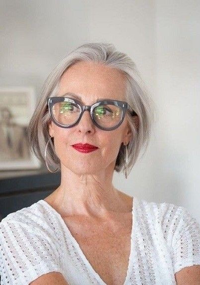 50 Coupes courtes pour femme de 50 ans avec lunettes 35