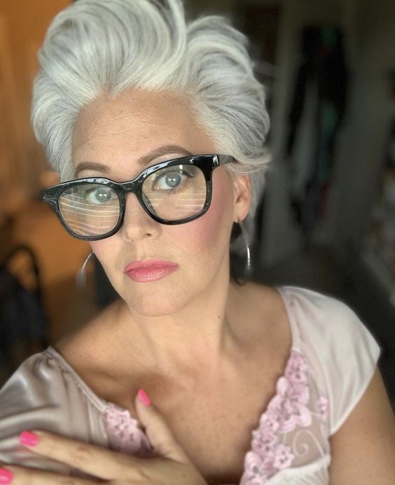 50 Coupes courtes pour femme de 50 ans avec lunettes 37