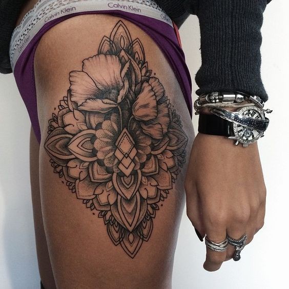 Les 50 plus beaux tatouages hanche pour femme 24