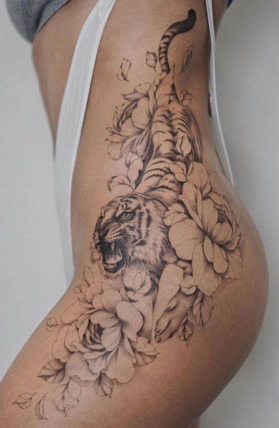 Les 50 plus beaux tatouages hanche pour femme 50