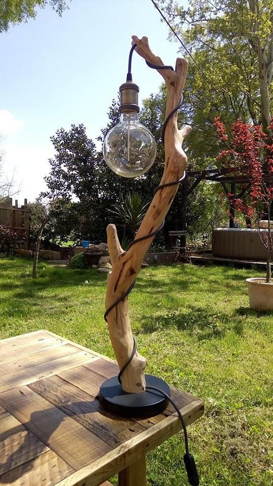 24 idées pour créer votre propre lampe en bois flotté 7
