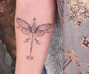 19 top idées de tatouages libellules pour vous inspirer 12
