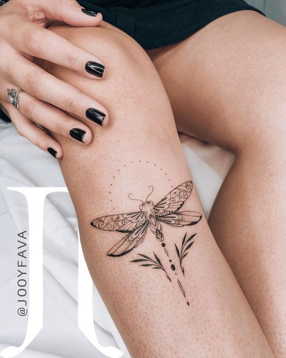 19 top idées de tatouages libellules pour vous inspirer 13