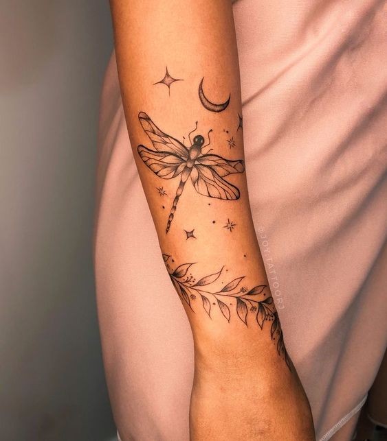 19 top idées de tatouages libellules pour vous inspirer 14