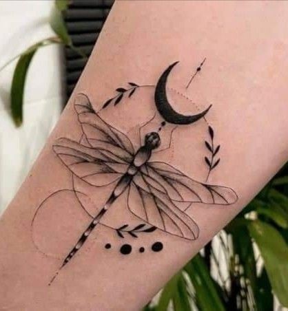 19 top idées de tatouages libellules pour vous inspirer 17
