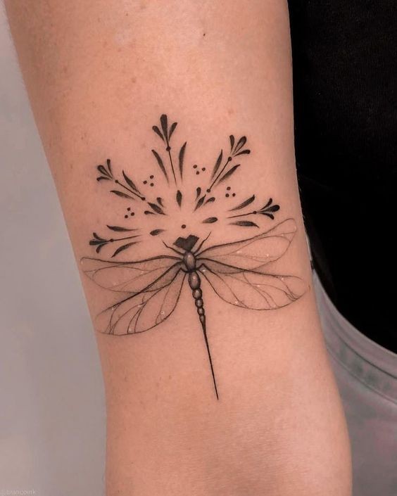 19 top idées de tatouages libellules pour vous inspirer 3