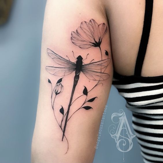 19 top idées de tatouages libellules pour vous inspirer 4