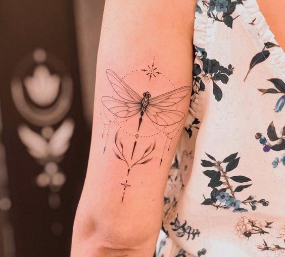 19 top idées de tatouages libellules pour vous inspirer 7