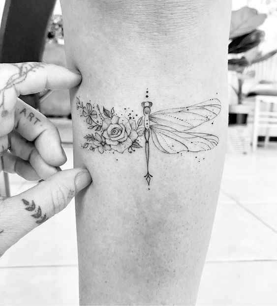 19 top idées de tatouages libellules pour vous inspirer 8