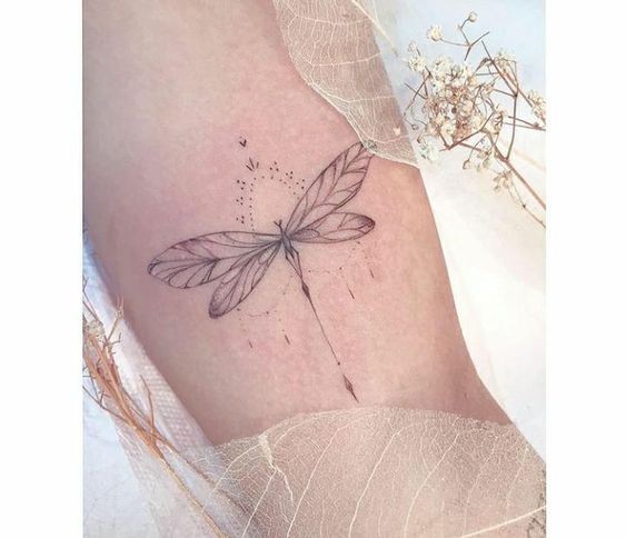 19 top idées de tatouages libellules pour vous inspirer 9