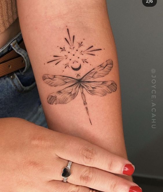 19 top idées de tatouages libellules pour vous inspirer 1
