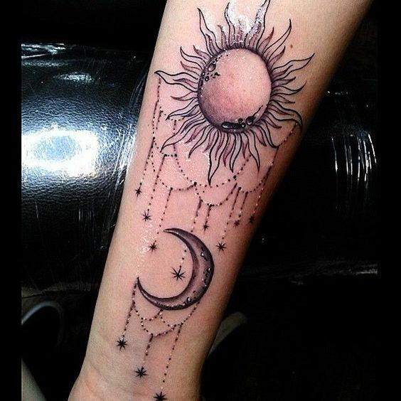 30 idées de tatouages soleil lune pour femme 1