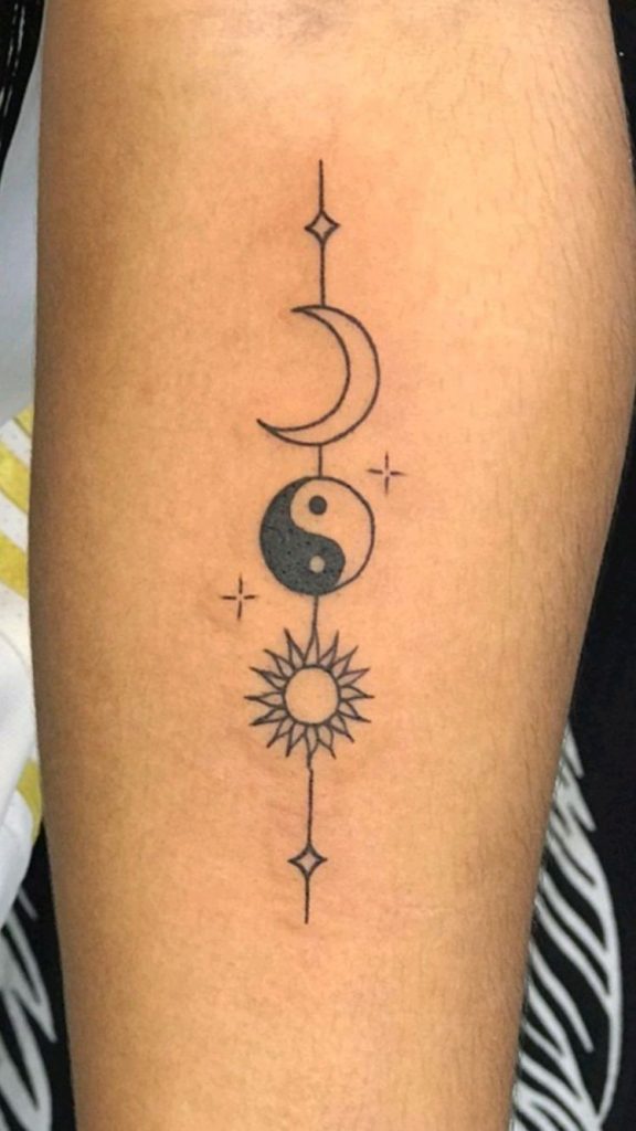 30 idées de tatouages soleil lune pour femme 12