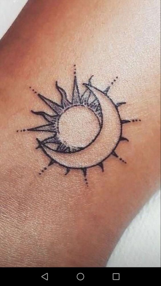 30 idées de tatouages soleil lune pour femme 27