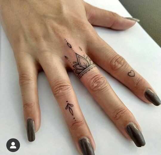 20 top idées de tatouage doigt mandala pour femme 1