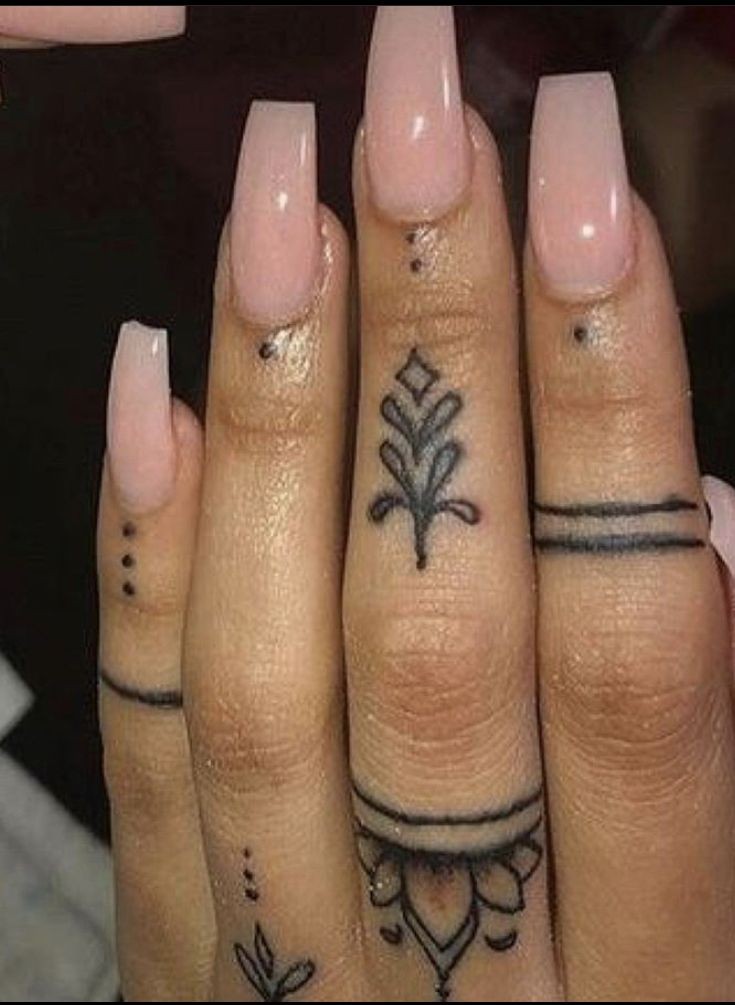 20 top idées de tatouage doigt mandala pour femme 7
