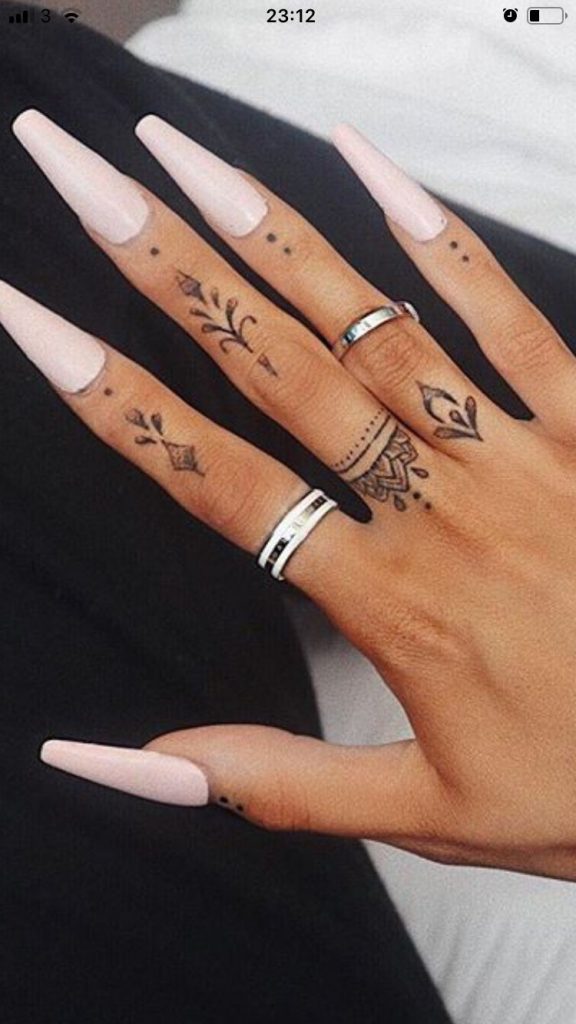 20 top idées de tatouage doigt mandala pour femme 8