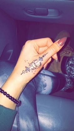 20 top idées de tatouage doigt mandala pour femme 9