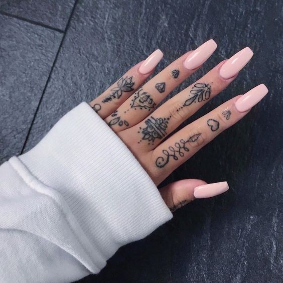 20 top idées de tatouage doigt mandala pour femme 12