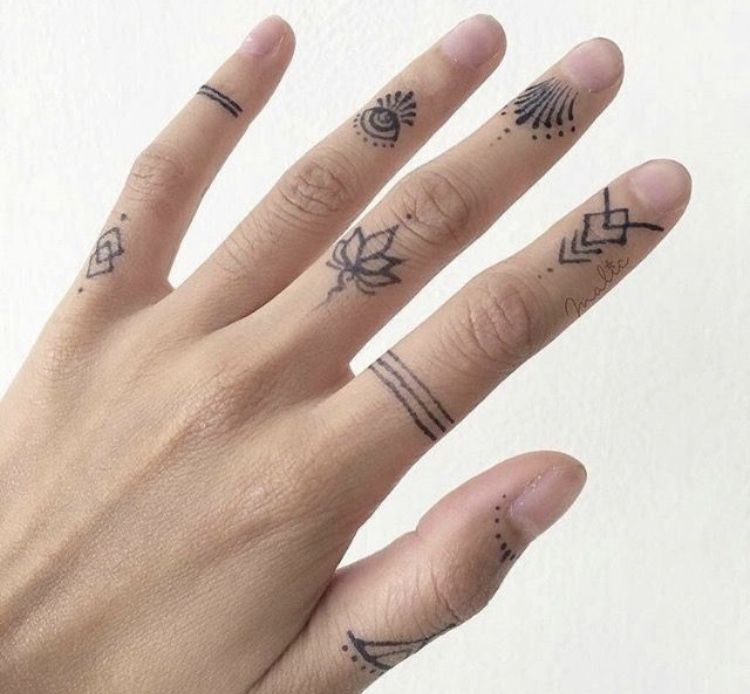 20 top idées de tatouage doigt mandala pour femme 18
