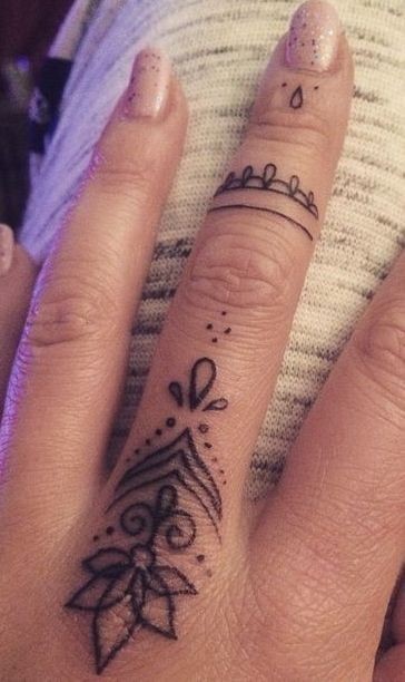 20 top idées de tatouage doigt mandala pour femme 20