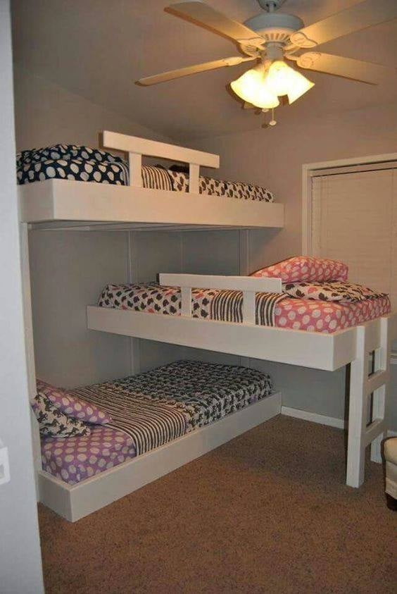 16 idées de lits triples pour économiser de l'espace dans une chambre 9