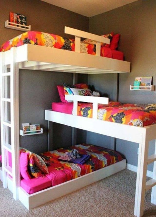 16 idées de lits triples pour économiser de l'espace dans une chambre 11