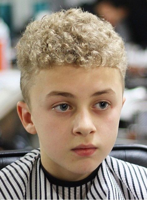 19 idées de coupes de cheveux pour petit garçon 16