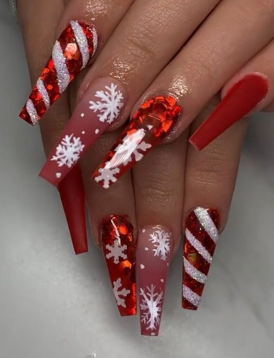 55 Nails art de Noël pour déballer vos cadeaux en beauté 38