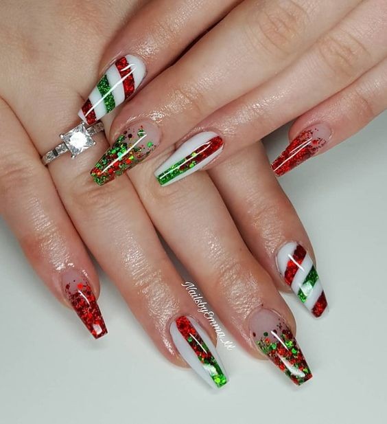 55 Nails art de Noël pour déballer vos cadeaux en beauté 43