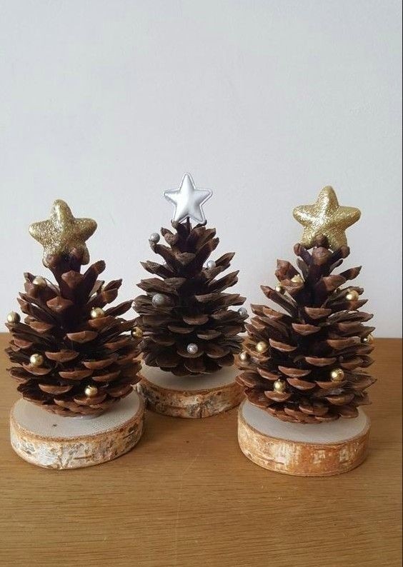 Suspension de Noël déco (55 cm) Pommes de pin givrées - Couronne et Suspension de Noël déco (55 cm) Pommes de pin givrées - Couronne et
