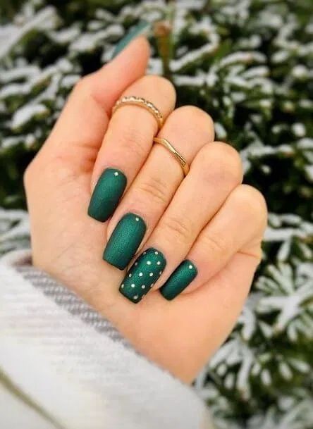 19 idées d'ongles de Noël vert émeraude à essayer à ce Noël 4