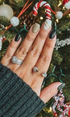 19 idées d'ongles de Noël vert émeraude à essayer à ce Noël 13