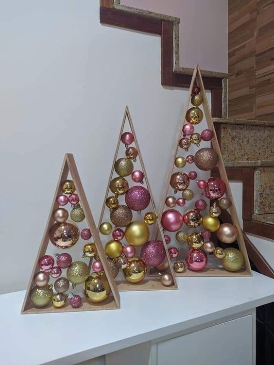 Top 18 des décorations de Noël en forme de triangle avec des boules 1
