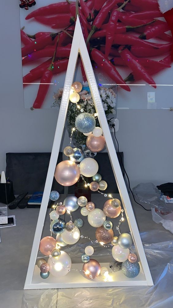 Top 18 des décorations de Noël en forme de triangle avec des boules 3