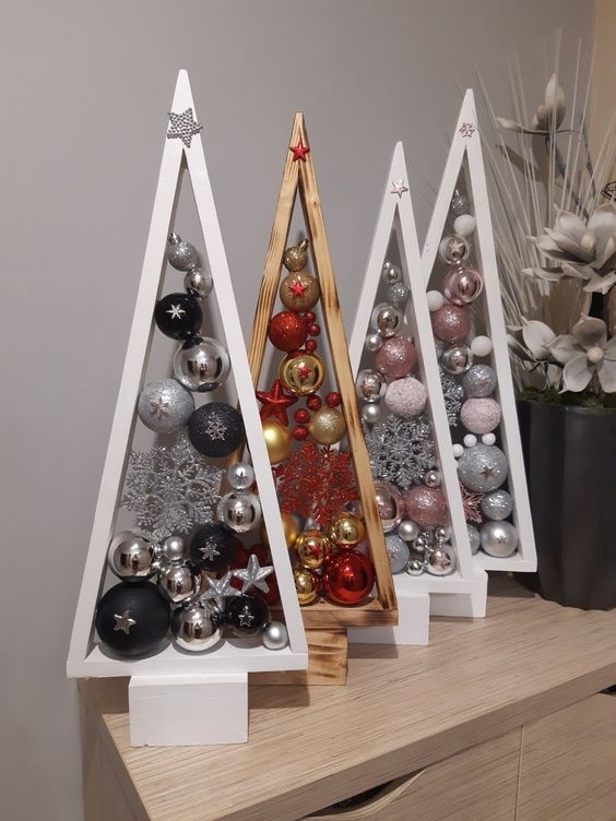 Top 18 des décorations de Noël en forme de triangle avec des boules 4
