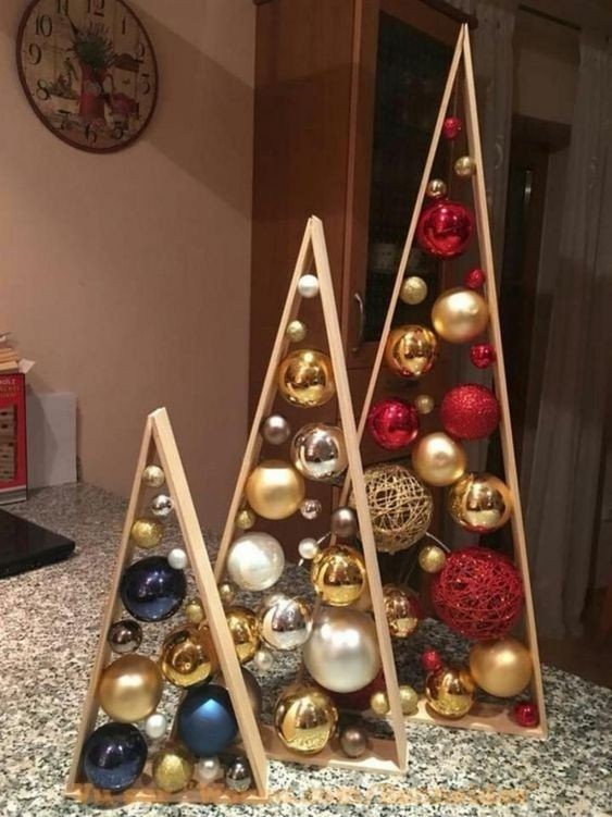 Top 18 des décorations de Noël en forme de triangle avec des boules 6