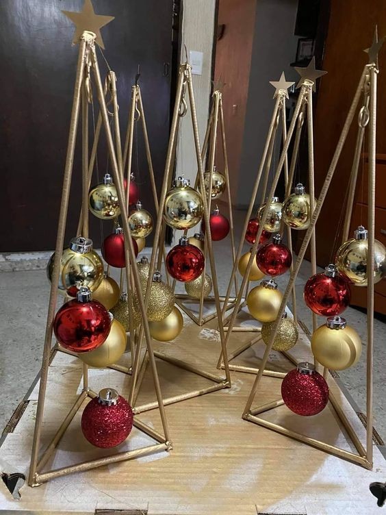 Top 18 des décorations de Noël en forme de triangle avec des boules 10