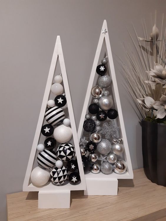 Top 18 des décorations de Noël en forme de triangle avec des boules 11