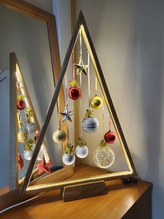 Top 18 des décorations de Noël en forme de triangle avec des boules 14