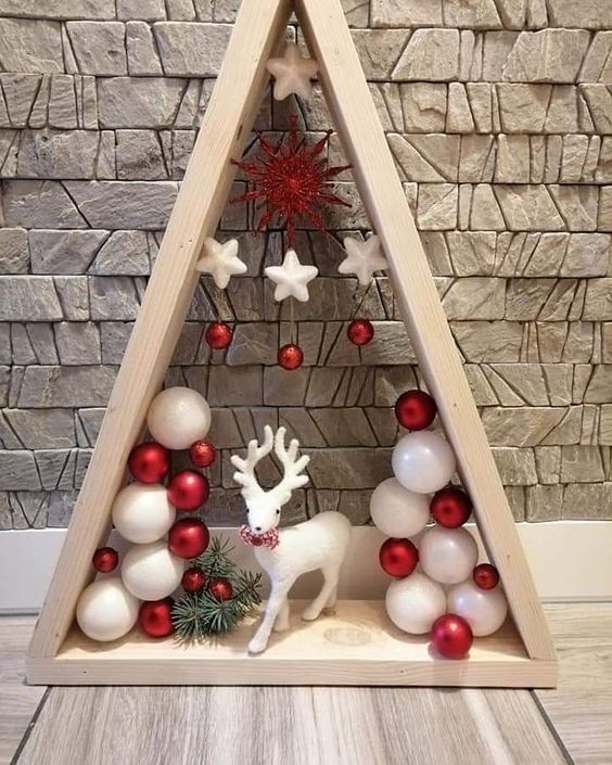 Top 18 des décorations de Noël en forme de triangle avec des boules 17