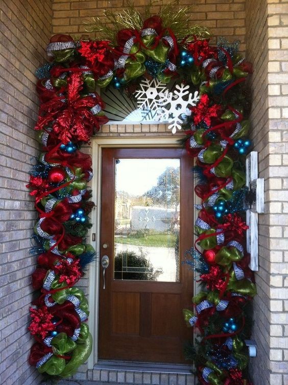 10 idées pour décorer la porte avec une guirlande en maille pour Noël 4