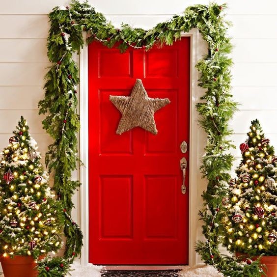 10 idées pour décorer la porte avec une guirlande en maille pour Noël 5