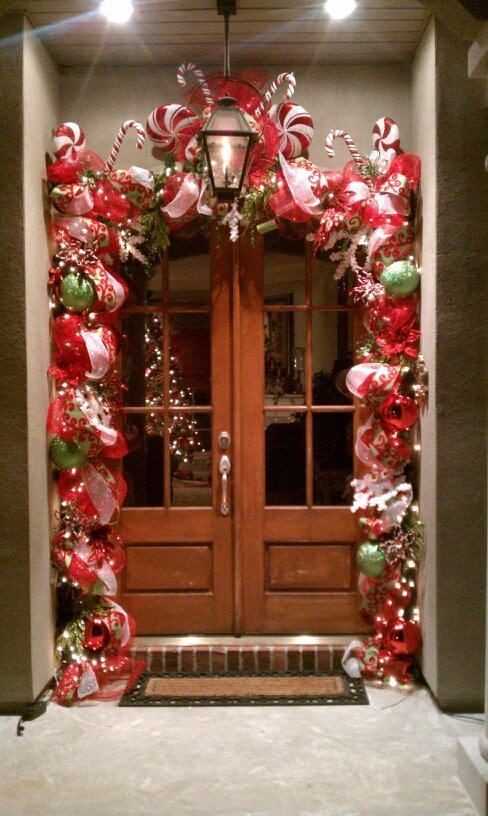 10 idées pour décorer la porte avec une guirlande en maille pour Noël 6