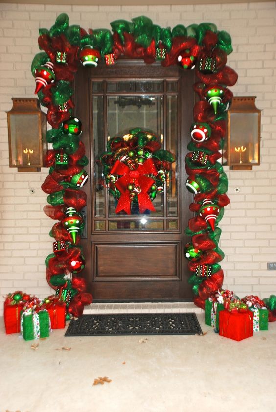10 idées pour décorer la porte avec une guirlande en maille pour Noël 7