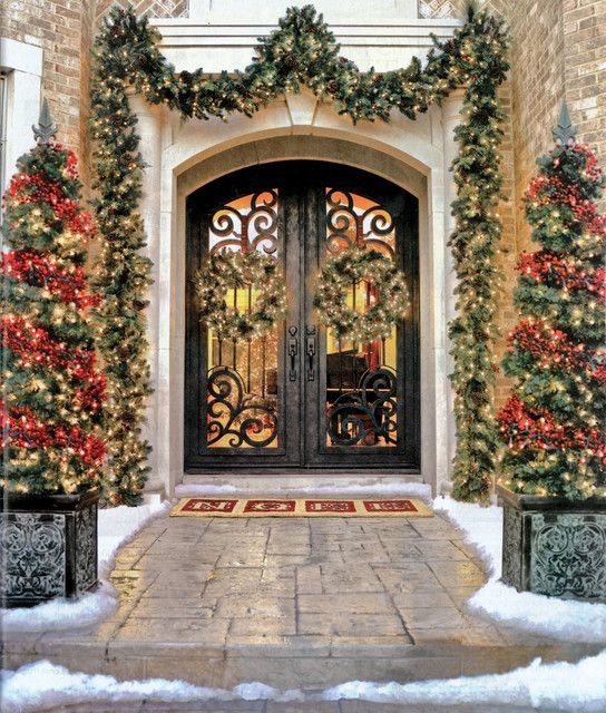 10 idées pour décorer la porte avec une guirlande en maille pour Noël 8